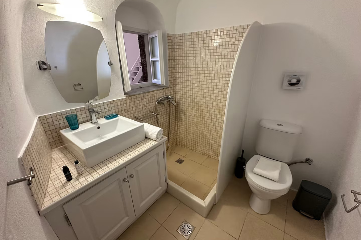 Iviscos Traditional House Oia Santorini