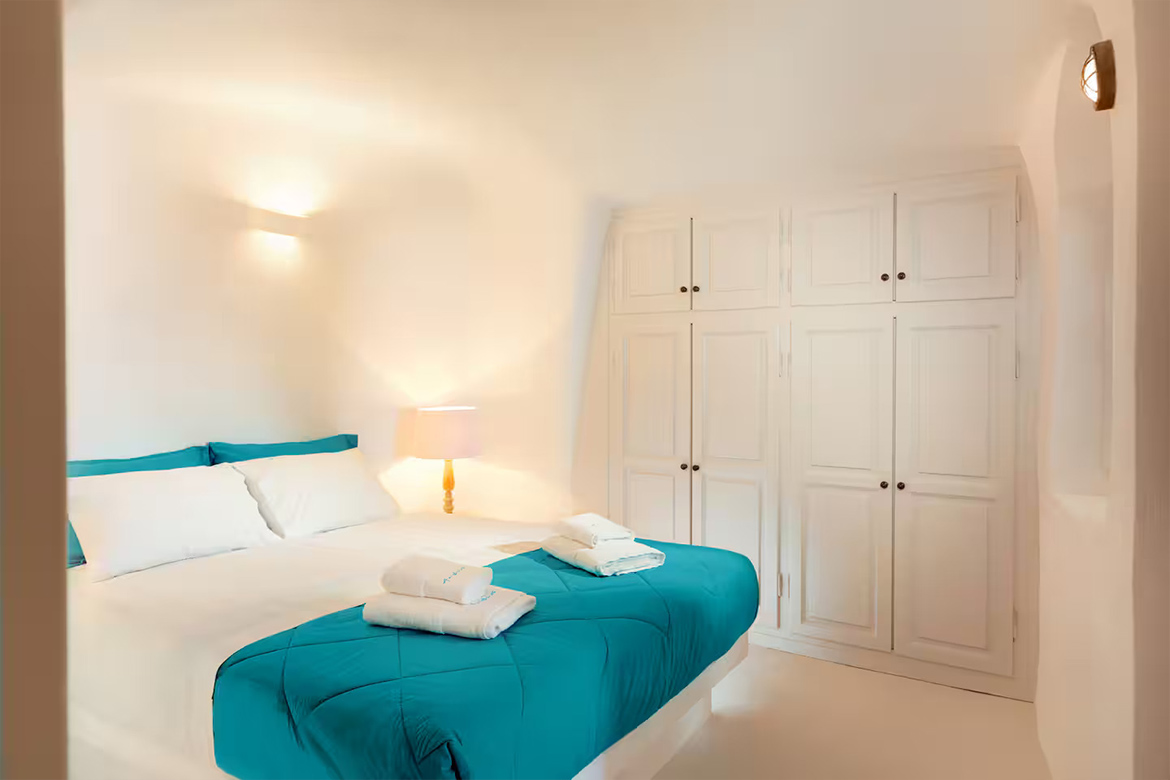 Iviscos Traditional House Oia Santorini