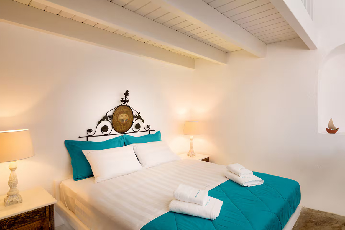 Iviscos Traditional House Oia Santorini